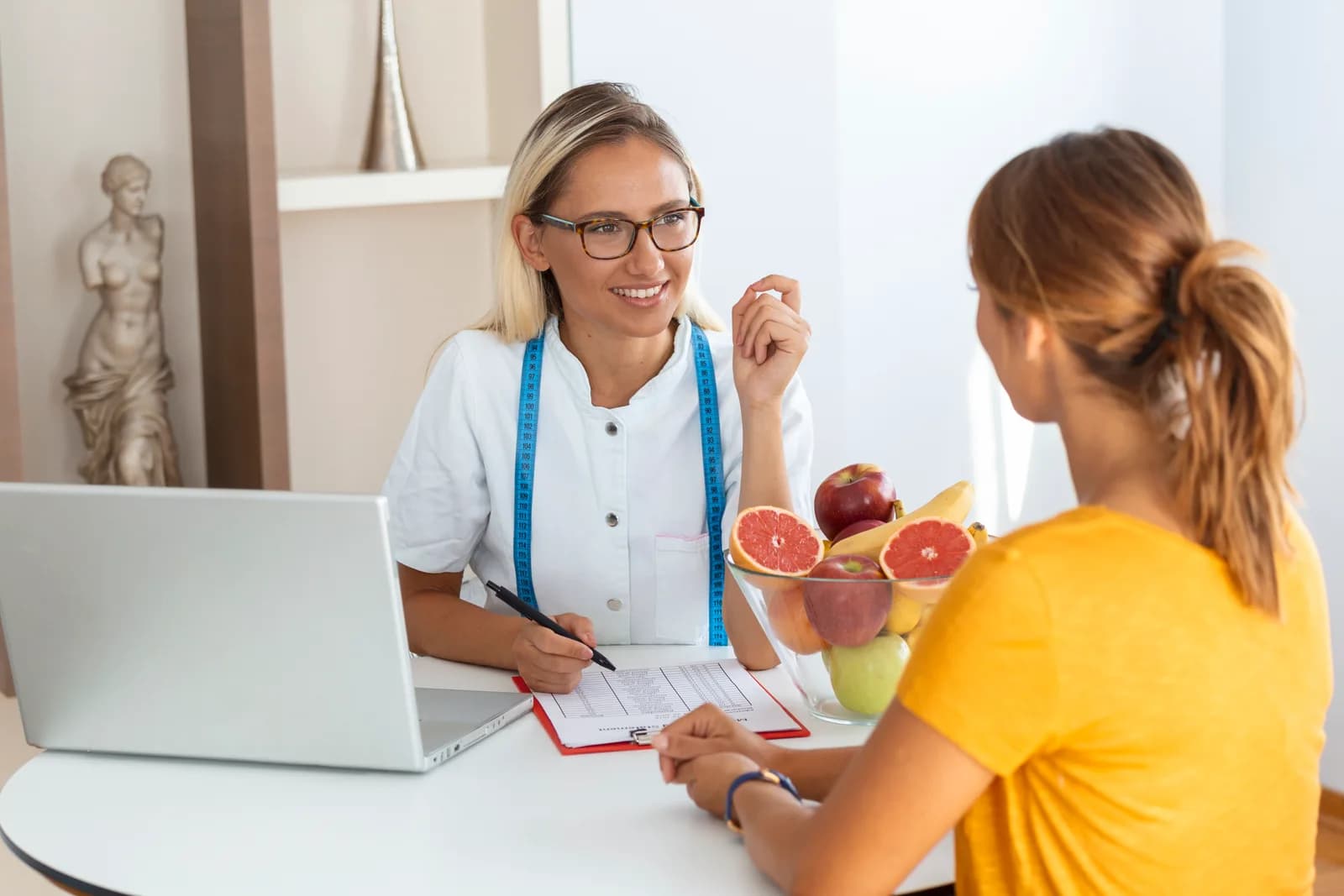 أطباء تغذية في الزرقاء — أخصائية تغذية تناقش خطة غذائية مع مراجعة — دليل أفضل أطباء تغذية في الزرقاء