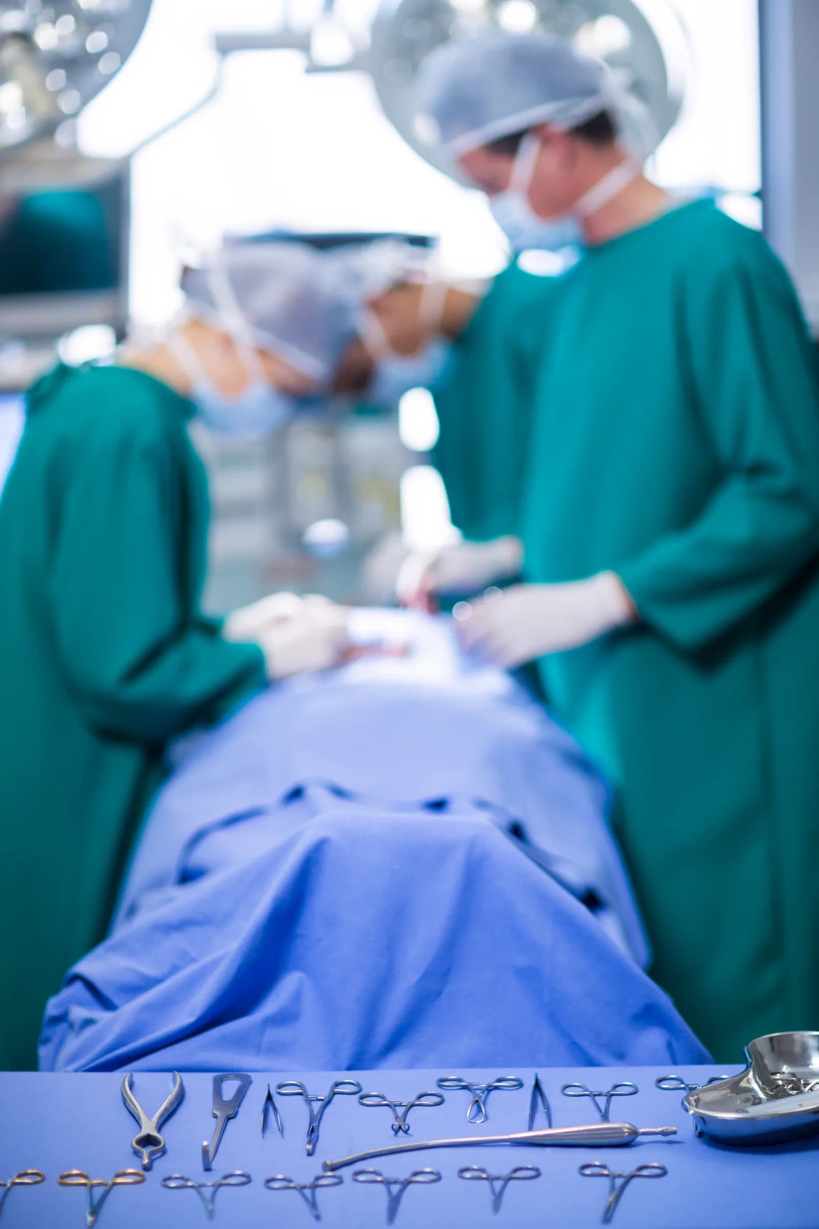 أطباء جراحة عامة في إربد — فريق جراحي يعمل داخل غرفة العمليات — دليل أفضل أطباء جراحة عامة في إربد