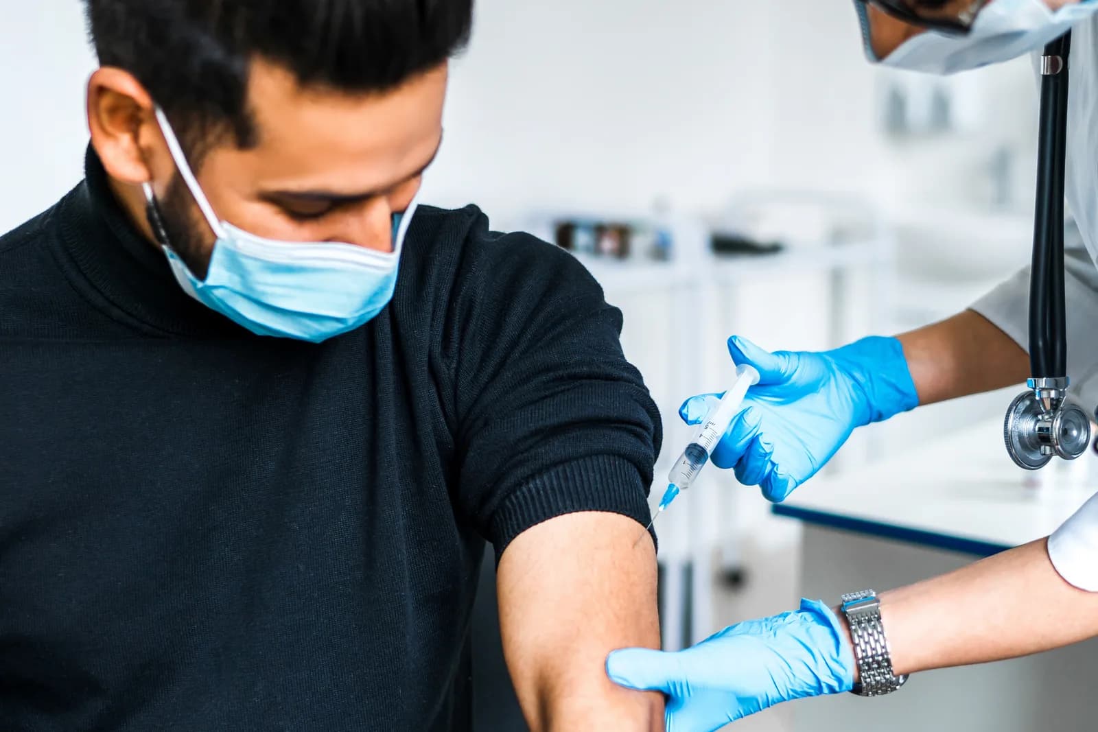 أطباء صحة عامة في الأردن — إعطاء لقاح في أعلى الذراع — دليل أفضل أطباء صحة عامة في الأردن