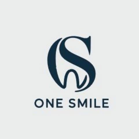 شعار عيادة ون سمايل لطب الأسنان
