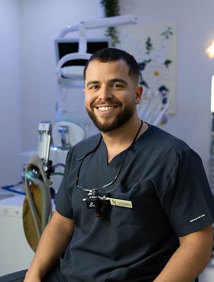 شعار عيادة الأخرس لطب وتجميل الأسنان
