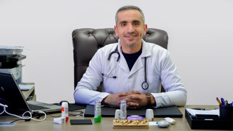 الدكتور عمر حمدان خريسات (Dr. Omar Hamdan Khraisat) طبيب صدرية وتنفسية في عرجان، عمّان