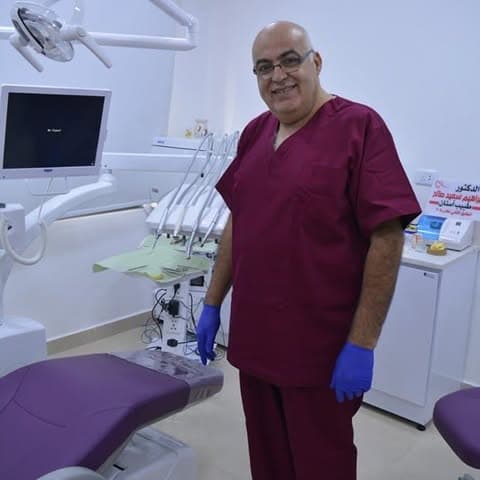 شعار عيادة الصوالحة لطب وجراحة وتجميل الأسنان