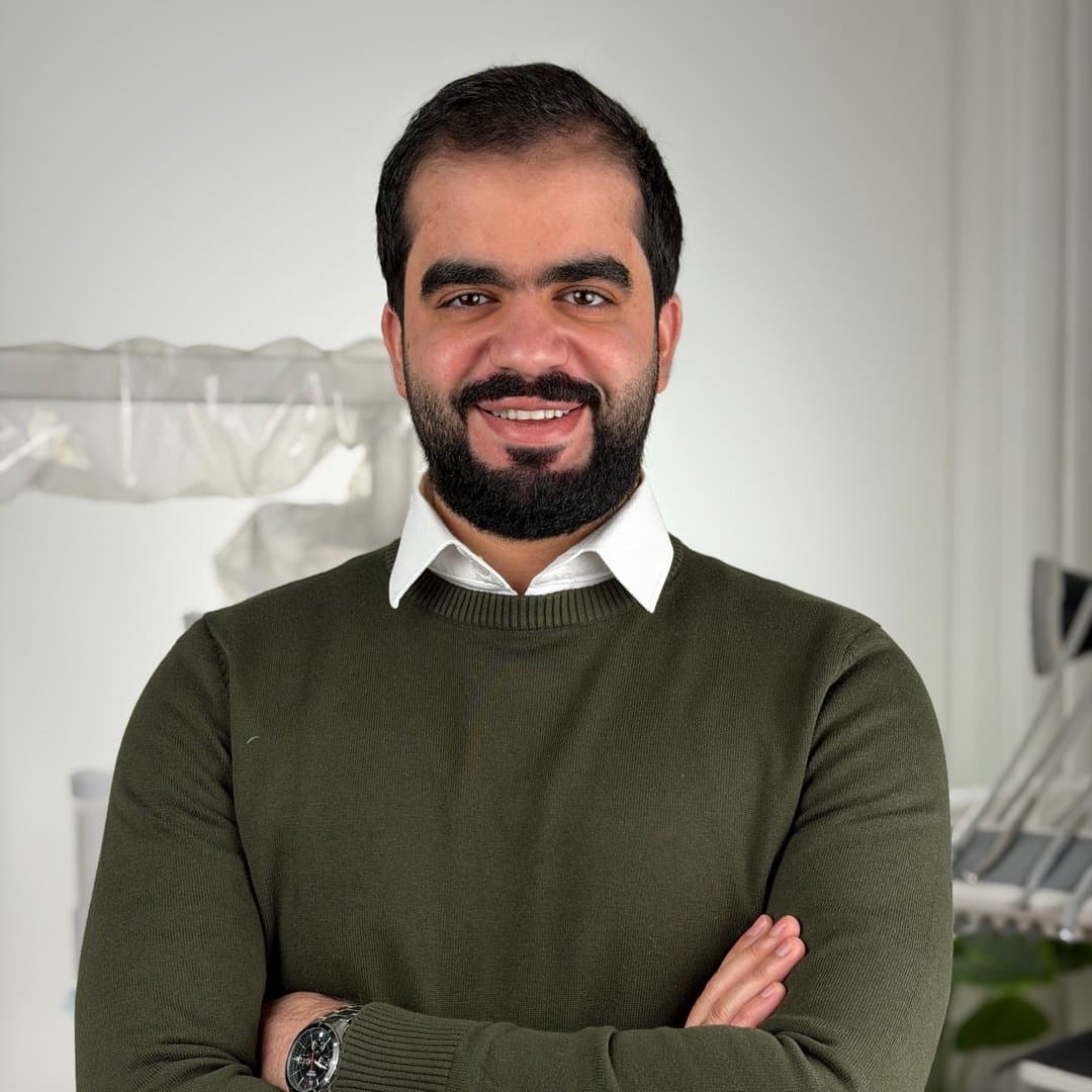 الدكتور عمر نصار اختصاصي أسنان في عمّان