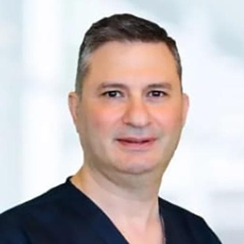 الدكتور طارق القطب اختصاصي جهاز هضمي في العبدلي، عمّان