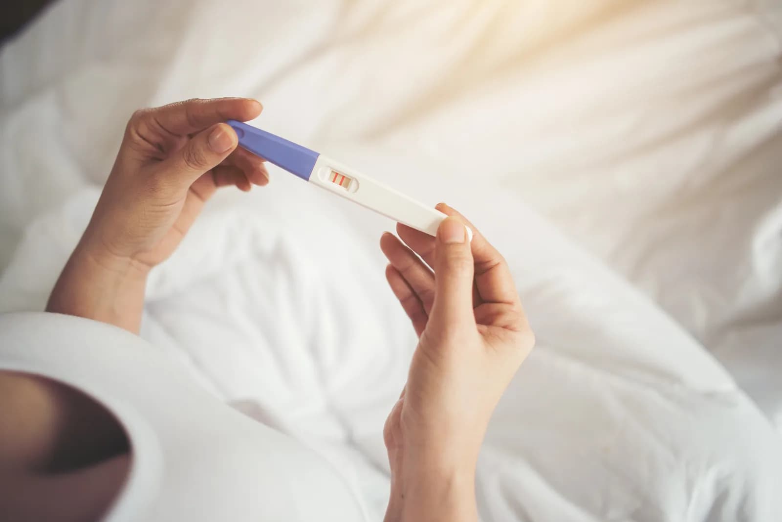 أعراض الحمل المبكّر: متى تظهر وكيف تتأكّدين؟ — دليل حول العلامات المبكرة للحمل ووسائل التأكد منها ونصائح للفترة الأولى من الحمل.